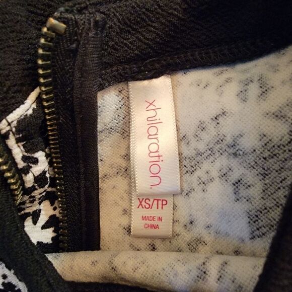 Xhilaration tunic geometric black white size X-Small - Picture 3 of 5